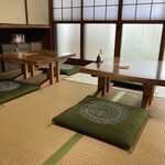 野菜が主役の古民家レストラン 花果菜 - 席が隣り近いなぁ、、。