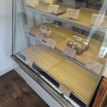 ニコリ - ショーケースの中は残り僅か。お取り置きをお願いしておいて良かったぁ～♡