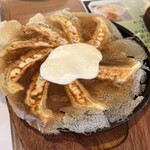 格安ビールと鉄鍋餃子 3・6・5酒場 - チーズ鉄鍋餃子