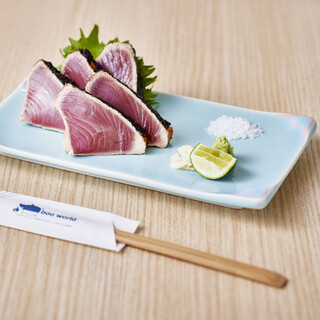 「生カツオの塩たたき」を土佐天日塩・わさび・生ニンニクと堪能