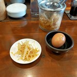 徳島ラーメン 麺王 - 料理写真:モヤシと生タマゴ
