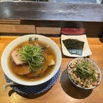 ラーメン巌哲 - チャーシュー麺に海苔とマヨチャーシュー丼の図