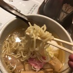 Wadashi Ramen Ume Kichi - 独特の白っぽいストレート麺