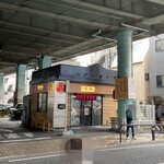 Monju - 反対歩道から見つけました。中々タイトな立地です(^^)