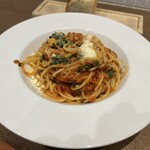 トラットリア ダ コヴィーノ - 豚ミンチと法連草のトマトソーススパゲッティ
