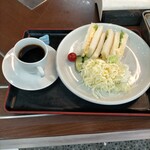 ヨシヅヤCafe - コーヒーがトレーに乗り切らず､傾いてて危ないな。左角に置いたらギリギリ収まりました。