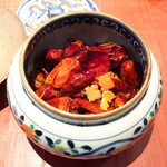 4000 Chinese Restaurant - 唐辛子と山椒の香りをあげた鶏ももと手羽の唐揚げ