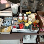 ヨシヅヤCafe - ありがたい各種調味料。