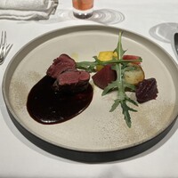 代官山ASO チェレステ 日本橋店 - 鹿もも肉(とっとりジビエのアロッスト) スパイスを利かせたバルサミコと りんごのソース 赤ワインとベリーのコンディメント