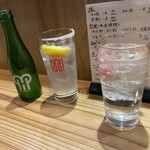 Motsuyaki Taiji - 左）レモンサワー480円、右）極上チューハイ490円