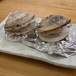 割烹 美さわ - 今日のおすすめから焼きハマグリ。身がぷっくりと、お出しまで美味しくいただいた。