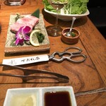 京都牛焼肉 すみれ家 - 特吟厚切りタンとすみれワイン白