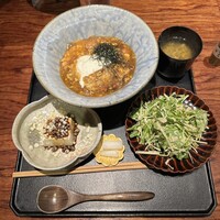 薪炭まだら - とけて とろける 炭焼き親子丼(1,200円)
                    クリームチーズのブラマンジェ
                    鶏たまスープ
                    小鉢
                    香の物
                    たぬき冷奴付き