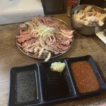 もつ焼き 幸太 - 刺し盛り。美味いだけでなくお得感が凄い！