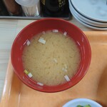 Taishuushokudou Sutando Sonoda - 出汁がしっかりと効いた美味しいお味噌汁も熱々で提供されます。