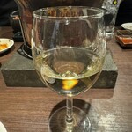 炭火焼肉ホルモン うらら - 白ワイングラス