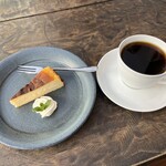 カフェ タイム - シェアして頂いたバスクチーズケーキとサイフォン式珈琲
