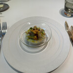 メイ - ❷ グリーンピースのムース、コンソメのジュレ、雲丹・帆立・白ミル貝、ウド。