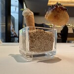 メイ - ❶アミューズ
      ・カブのムース
      ・水蛸のベニエのたこ焼き風、あおさ海苔、赤ワインソース