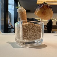 メイ - ❶アミューズ
                    ・カブのムース
                    ・水蛸のベニエのたこ焼き風、あおさ海苔、赤ワインソース