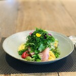 237171870 - ② 前菜：メジマグロのマリネと鎌倉野菜（菜花、春菊、スナップエンドウ、オレンジカリフラワーのピクルス）のサラダ、3種のソース（カリフラワー、蕗の薹、ビネガー）