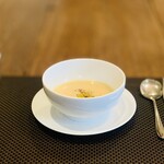 237171874 - ③ スープ：新玉葱のポタージュ、黒胡椒+オリーブ油かけ