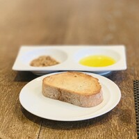 サラマンジェ ド ヨシノ - ① パン、オリーブ油とドュカ（中東や北アフリカのスパイス）