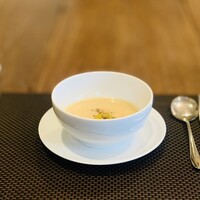 サラマンジェ ド ヨシノ - ③ スープ：新玉葱のポタージュ、黒胡椒+オリーブ油かけ