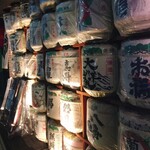 越後一会 十郎 - 酒樽だらけの店構え