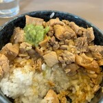 鶏そば223 - 鶏丼　ラーメンと一緒で半額の200円、大盛り無料