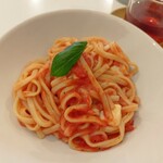 PIZZA 9丁目 - 料理写真:トマトとモッツァレラのパスタ。ピザ屋なのにピザを食べないのって(・・;。でもトマトソースが旨し！爽やかな酸味で、このソースを使ってるならピザはうまいに決まってる！