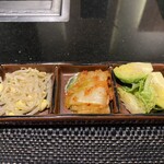 焼肉 喰心 - 季節野菜のナムルとキムチ（右は芽キャベツ）