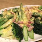 中崎バル ESTRELLA - ブロッコリーとアスパラのカルボナーラ