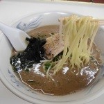 山の田ラーメン - 加水率高めの中細麺