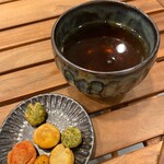 白熊堂 - 焙じ茶に茶菓子も付きます。