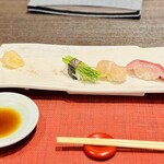 Sushi Masatei - 少しばかり足らないため追加で握りを三つ追加。（左から芽ねぎ、帆立、カンパチ）