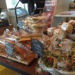 ベーカリーキッチン ラッグルッピ - 店内中央棚！バーガーやドック♪５００円のサンドパックあり