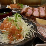 とんかつ マンジェ - 自家製ドレッシングたっぷり、お替わりご自由に！