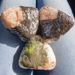 雄勝湾直送海鮮浜焼き 青木水産 - 【おにぎり 各種 ￥150】ホタテ、つぶ、ホヤ！この値段でこの大きさ、ちょうどいい♪味も美味しいです
