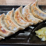 肉汁餃子のダンダダン - ランチの餃子(お新香が良い仕事をしていた)
