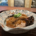廣澤 - 筍＆セロリ&椎茸の水煮牛肉、パクチー載せ
      高温油を掛けて仕上げます