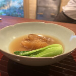 廣澤 - 真績（まぶかさめ、正式名：鼠鮫、宮城県気仙沼
      産）の尾鰭の績鰭、漢方スープ（＆の実＆の
      実など）、もやし＆黄韮＆青梗菜添え
      滑り鮫転じて鼠鮫が定着し正式名となった