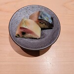 匠 進吾 - 酢〆の鯖にガリやネギ、胡麻を挟んだ定番のおつまみ
