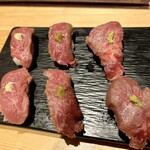 個室×肉寿司と創作和食 鷹ふじ - 名物の肉寿司。牛赤身と、桜肉の赤身、桜肉の霜降りの3種。生は良い！