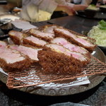 とんかつ マンジェ - 上ロースとんかつ100匁(2,020円、気合を入れてチャレンジしてくださいとのこと)