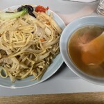 赤坂珉珉 - 焼そばと付け合わせのスープ