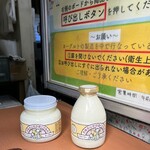 Isonuma Miruku Famu - 店員さんが扉を開けてくれて購入。
                      こちらは現金のみ。