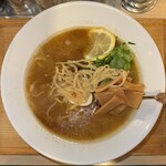 麺屋 もりき - 全粒粉入りの少し縮れた平打ち太麺