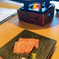 藁焼きと水炊き 葵 - お通しは和牛の炙り