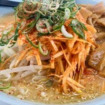 くるまやラーメン - ネギ味噌ラーメンメンマトッピング。ネギが赤いでしょ？